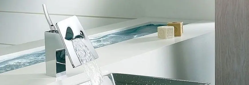 Robinets de lavabo avec eau en cascade