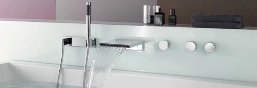 Robinets de baignoire avec l’eau en cascade